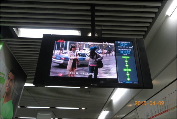 圖2 上海地鐵、高校廣告，學生掃描二維碼-1.jpg
